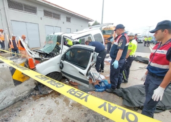 Hafif ticari araç beton bariyere çarptı: 3 ölü, 1 yaralı
