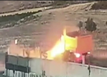 Hafriyat kamyonuna çarpan otomobil alev aldı
