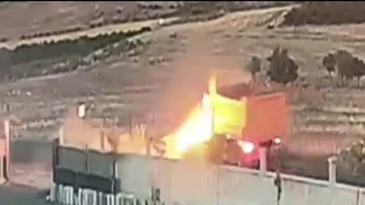 Hafriyat kamyonuna çarpan otomobil alev aldı