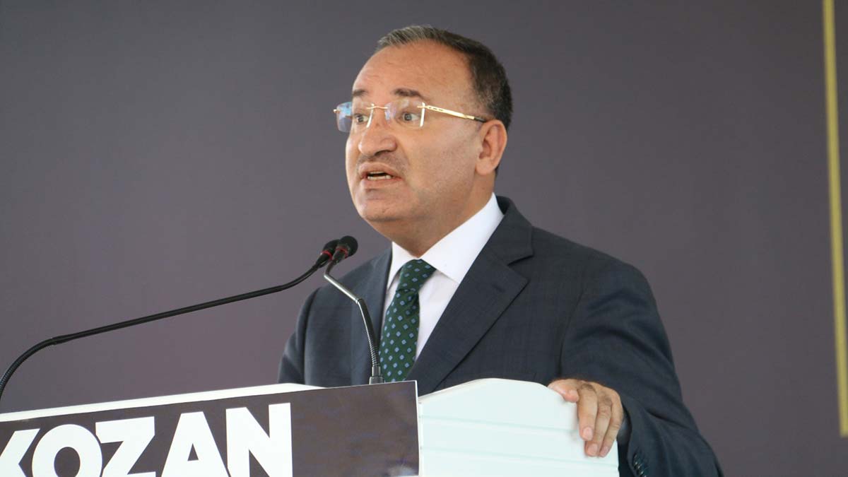 Hakim ve savcıları hedef gösterenleri kınıyorum