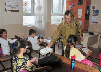 Handan Karay Uluğ'dan öğrenicilere eğitim yardımı
