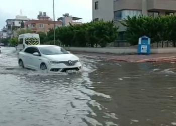 Hatay'da sağanak yağış etkili oldu