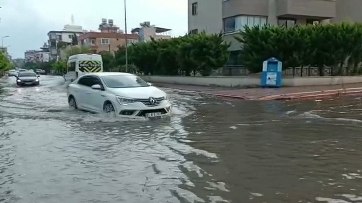 Hatay'da sağanak yağış etkili oldu
