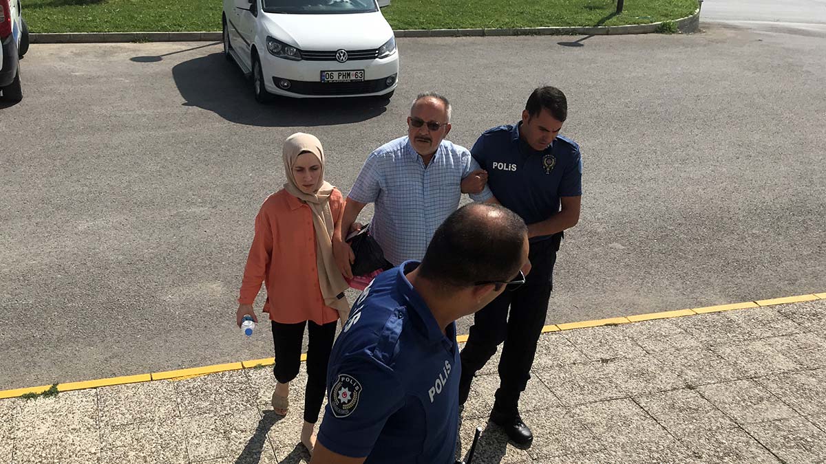 Husumetlisini vurup başında sigara içti