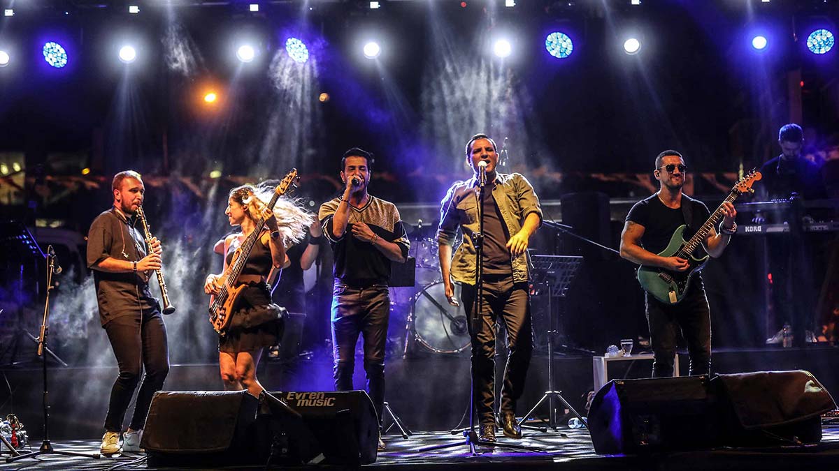 Yenimahalle Belediyesi, yaz akşamlarını keyfe dönüştürmek için Eylül ayı boyunca birbirinden değerli sanatçıların sahne alacağı 90'lar Festivali'ne start verdi. 90'lar Festivali'nin ilk konuğu Rafet El Roman oldu.