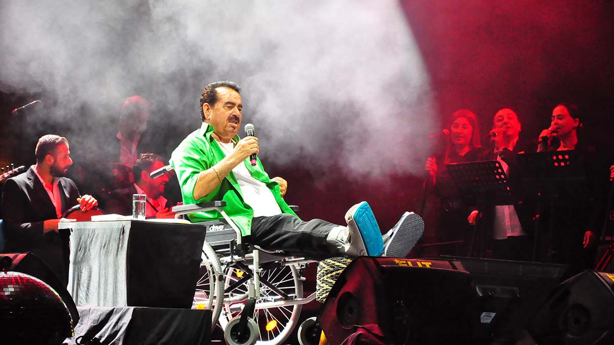 İbrahim Tatlıses tekerlekli sandalyeyle sahne aldı