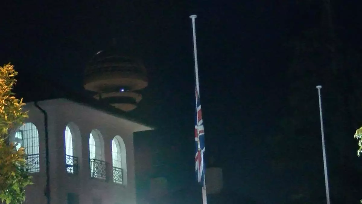 İngiltere büyükelçiliği'nde bayrak yarıya indirildi