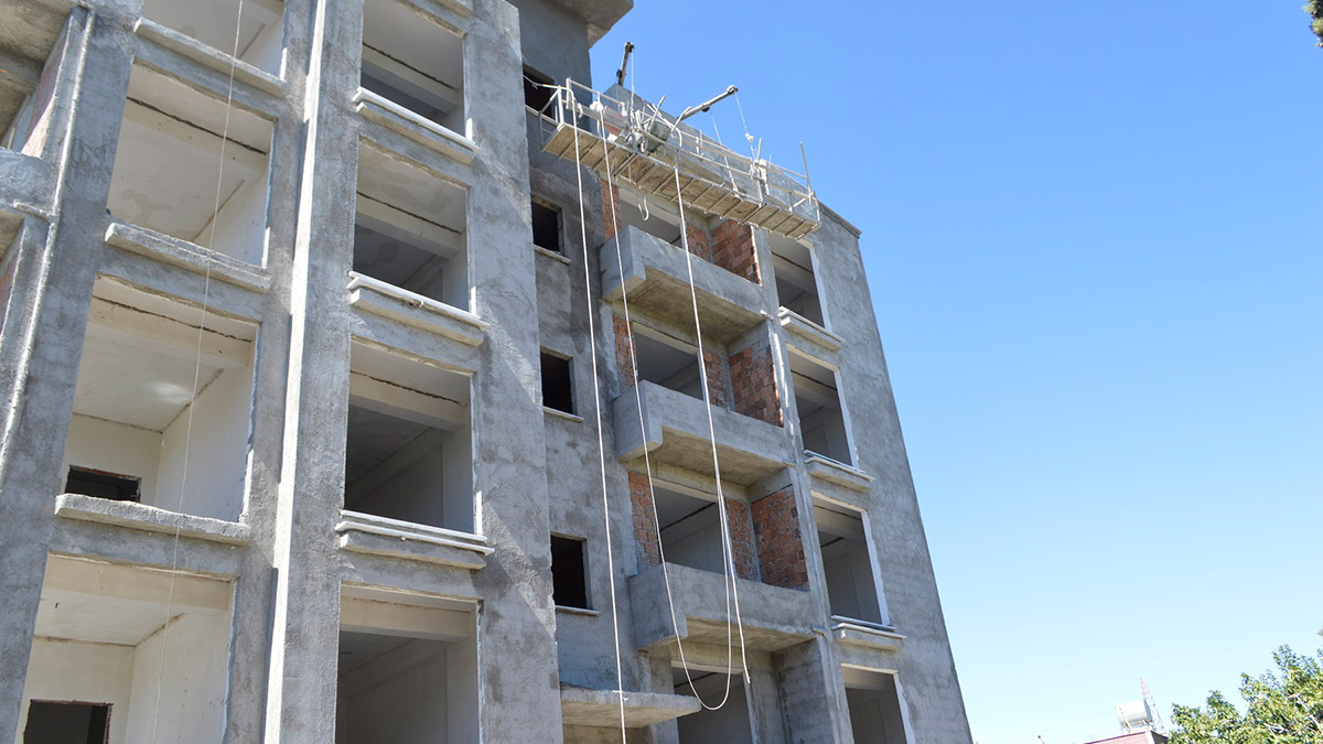 İnşaatın 5'inci katından düşen sıva ustası öldü