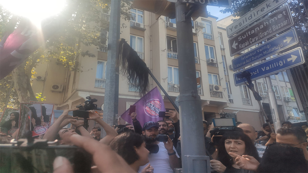 İranlı Mahsa Amini için 'saçtan bayraklı' protesto 