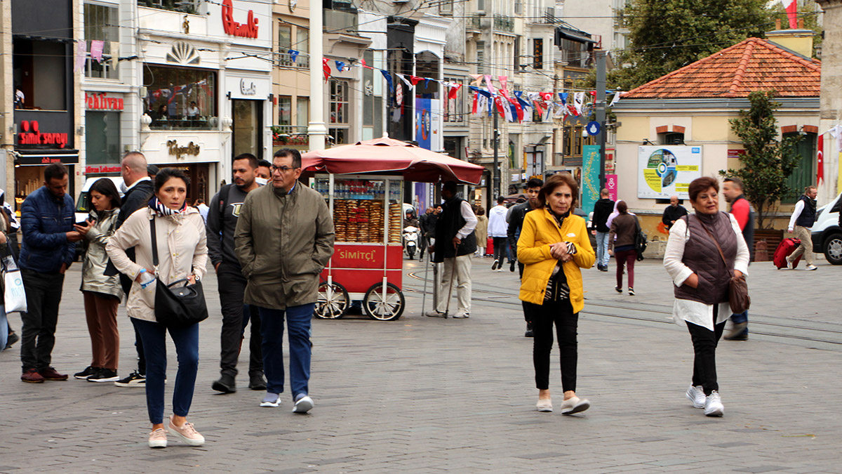 İstanbul'da sıcaklık düştü; montlar dolaptan çıktı