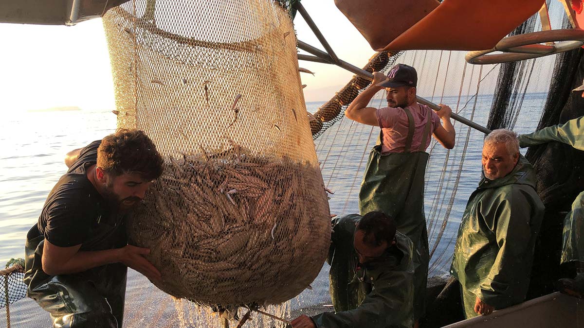 İzmir'de balıkçılar 'Vira bismillah' dedi