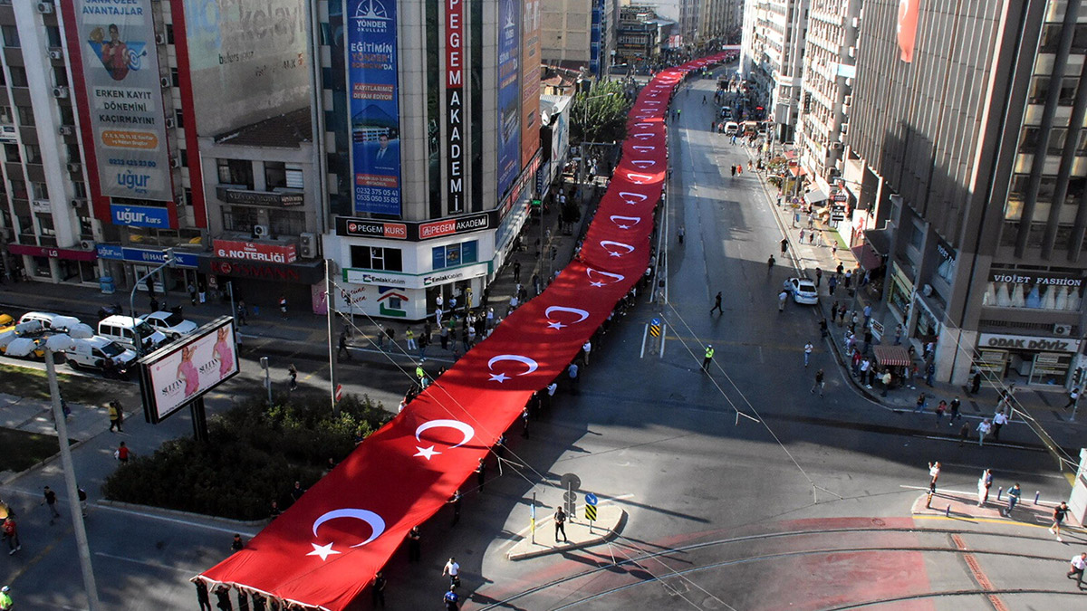 İzmir'de kurtuluşun 100'üncü yılına coşkulu kutlama