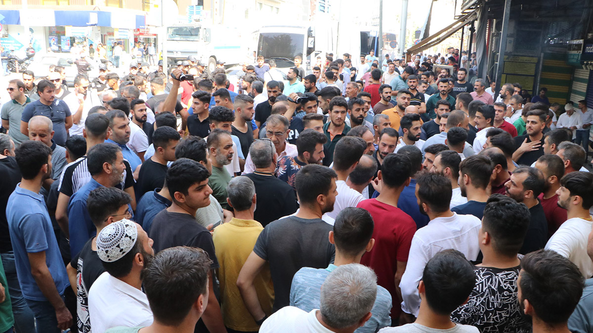 Kaçak telefon satan iş yerlerinde baskın gerginliği