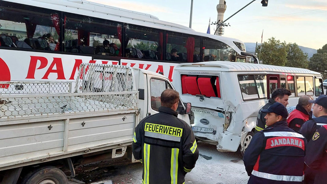 Kamyonet işçi servis minibüsüne çarptı: 1 ölü, 6 yaralı