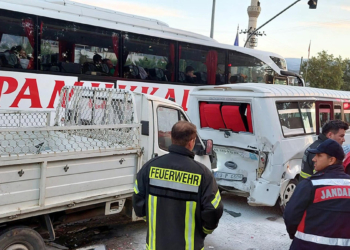 Kamyonet işçi servis minibüsüne çarptı: 1 ölü, 6 yaralı