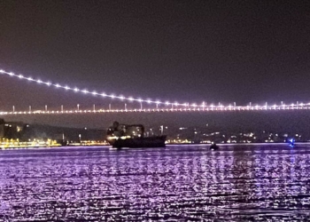 Kandilli açıklarında arıza yapan gemi demir attı