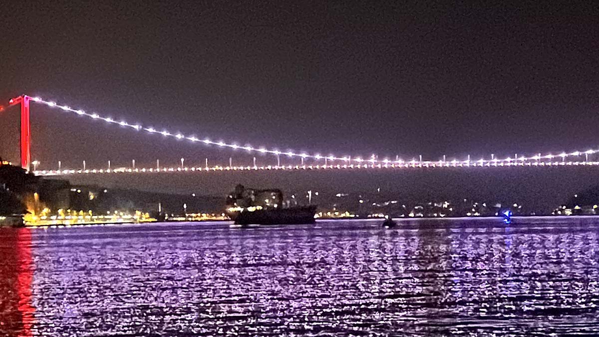 Kandilli açıklarında arıza yapan gemi demir attı