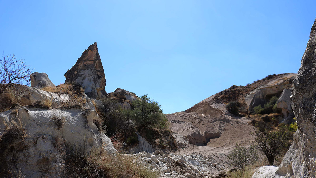 Kapadokya'da tartışmalı yoldaki tuvalet yıkıldı