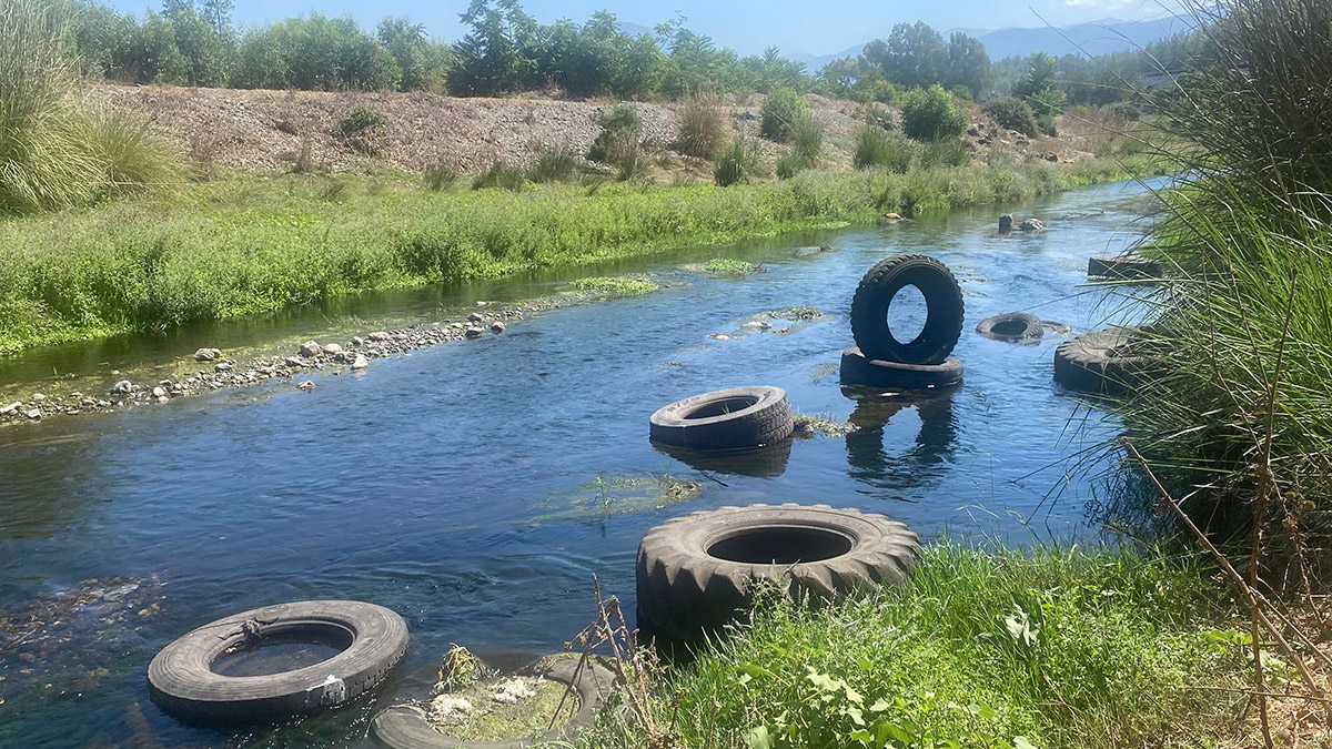 Karaçay Deresi, eski lastik çöplüğüne döndü