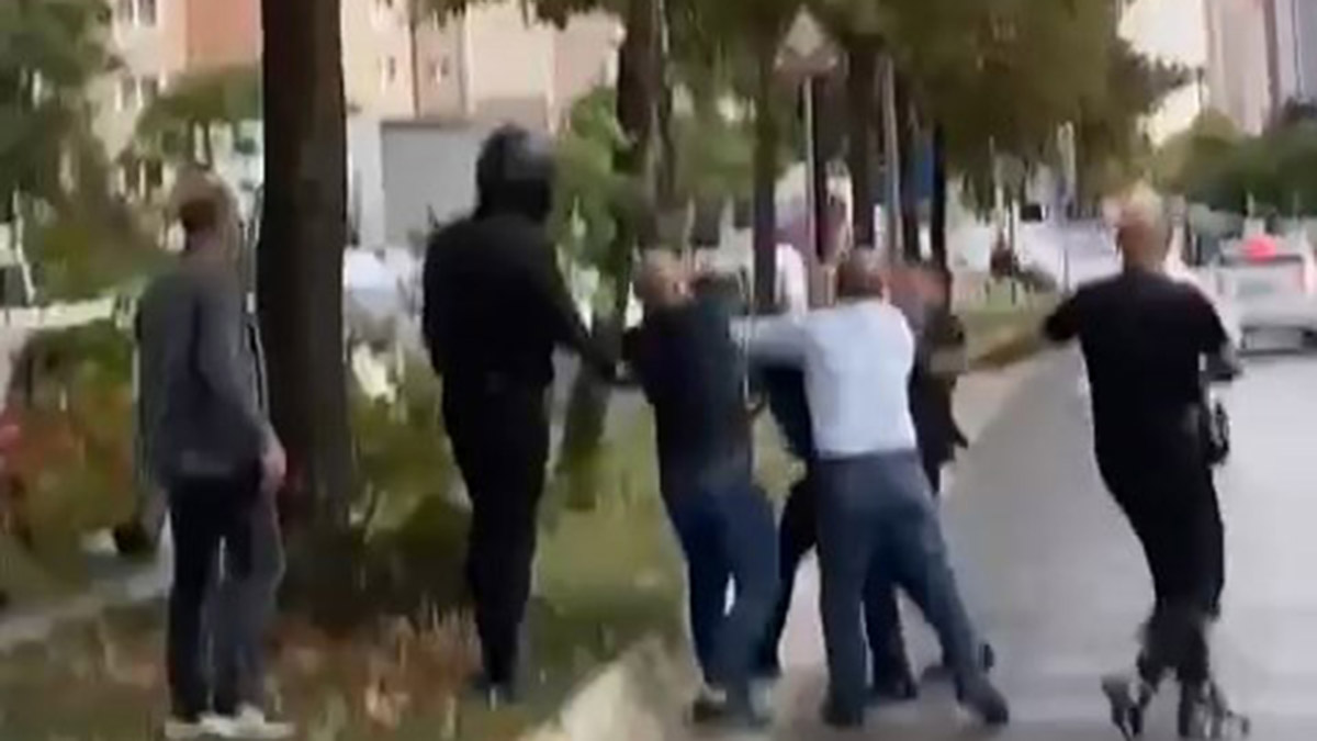 Kavgayı ayırmak isterken dayak yedi