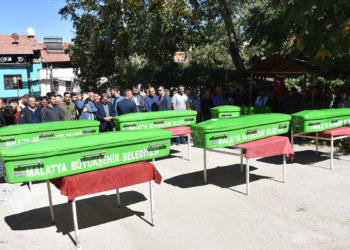 Kazada ölen aynı aileden 6 kişi toprağa verildi