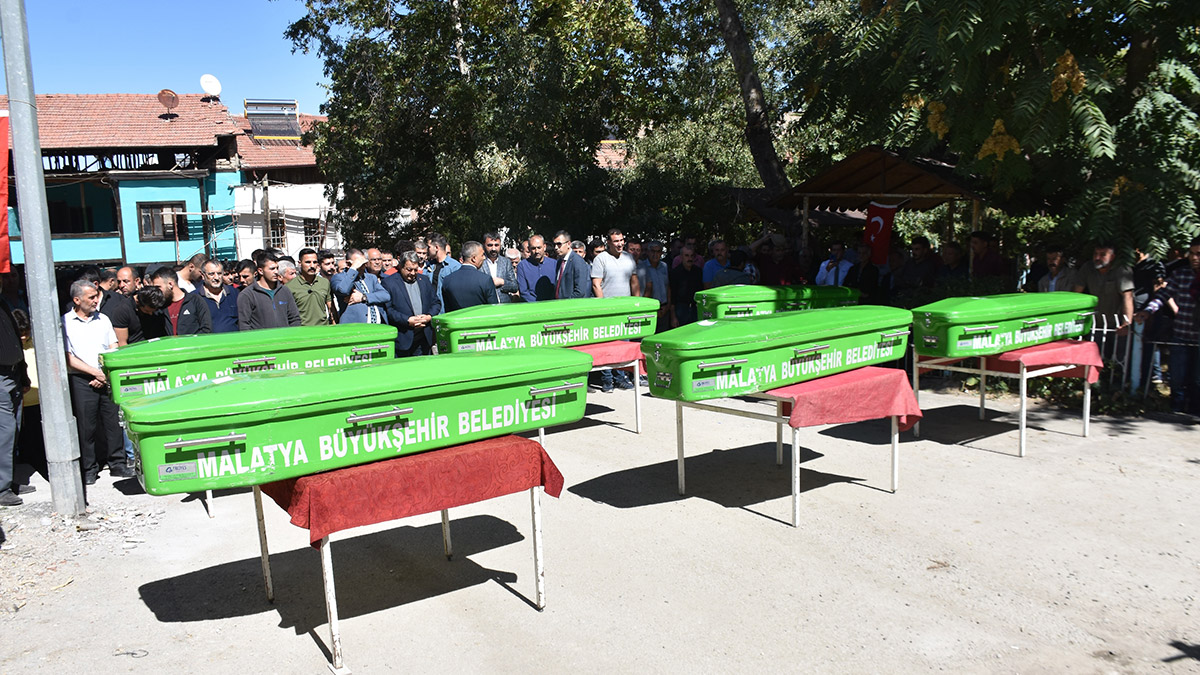 Kazada ölen aynı aileden 6 kişi toprağa verildi