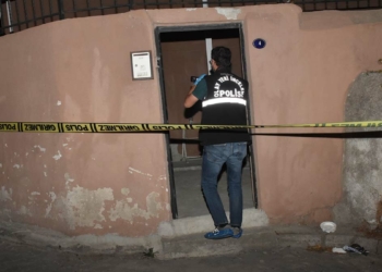 Kemoterapi gören babasını bıçaklayarak öldürdü