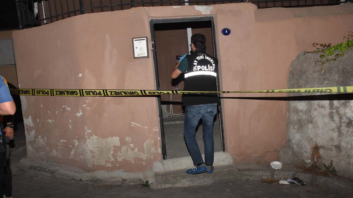 Kemoterapi gören babasını bıçaklayarak öldürdü 