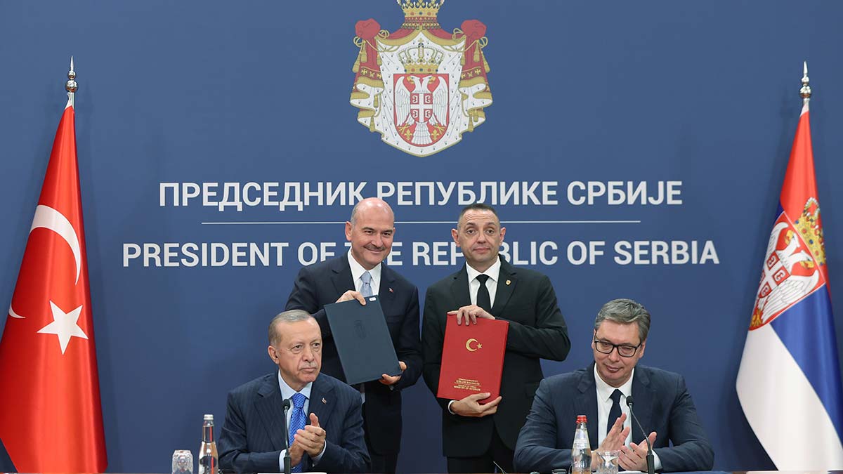 Kimlikle seyahat protokolünde imzalar atıldı