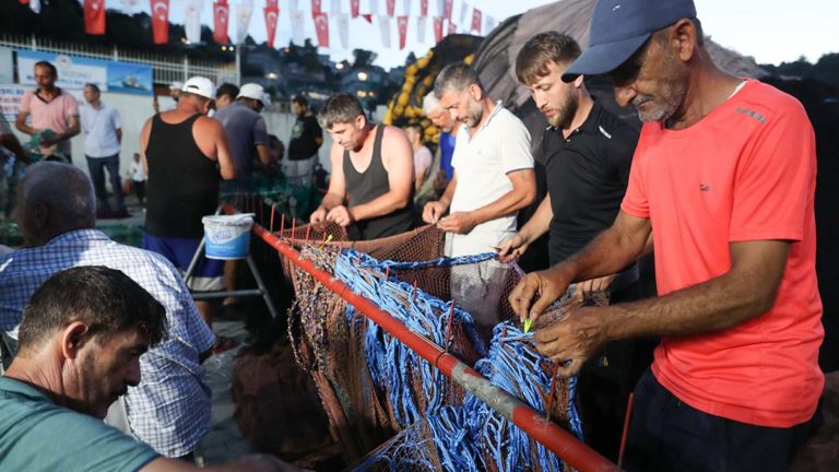 Kireçburnu Balıkçı Barınağı’nda av sezonu açılışı