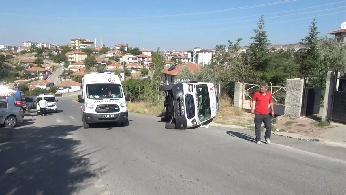 Kırıkkale'de otomobil ambulansa çarptı: 4 yaralı