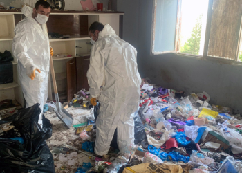 Kötü koku ihbarıyla gidilen evden yığınla çöp çıktı
