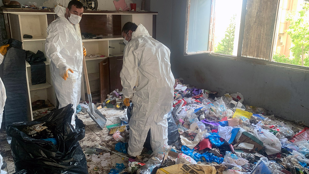 Kötü koku ihbarıyla gidilen evden yığınla çöp çıktı
