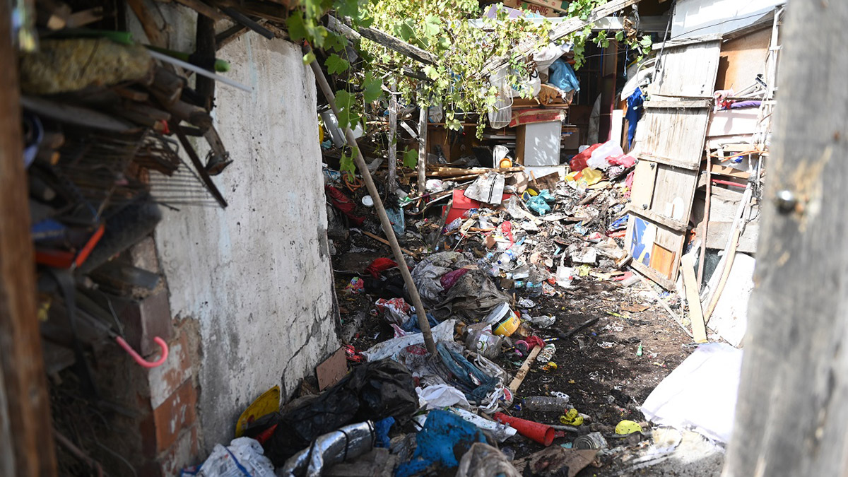 Kötü koku yayılan evden 2 kamyon çöp çıktı