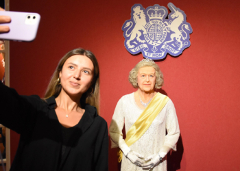 Kraliçe Elizabeth'in balmumu heykeline yoğun ilgi