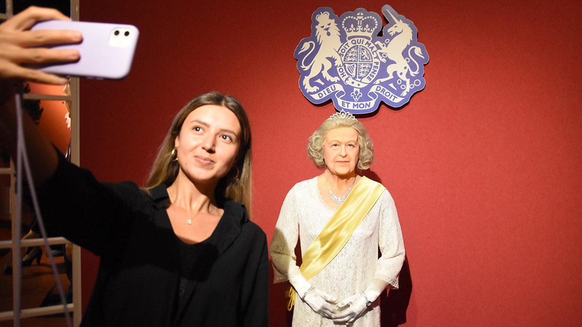 Kraliçe Elizabeth'in balmumu heykeline yoğun ilgi