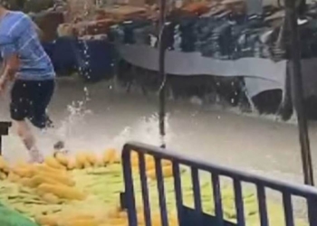 Küçükçekmece'de pazarı su bastı