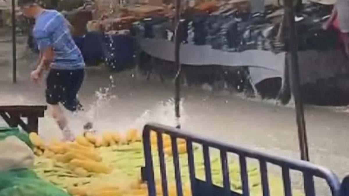 Küçükçekmece'de pazarı su bastı