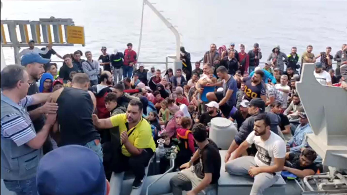 Kurtarılan 283 düzensiz göçmen ülkelerine gönderilecek