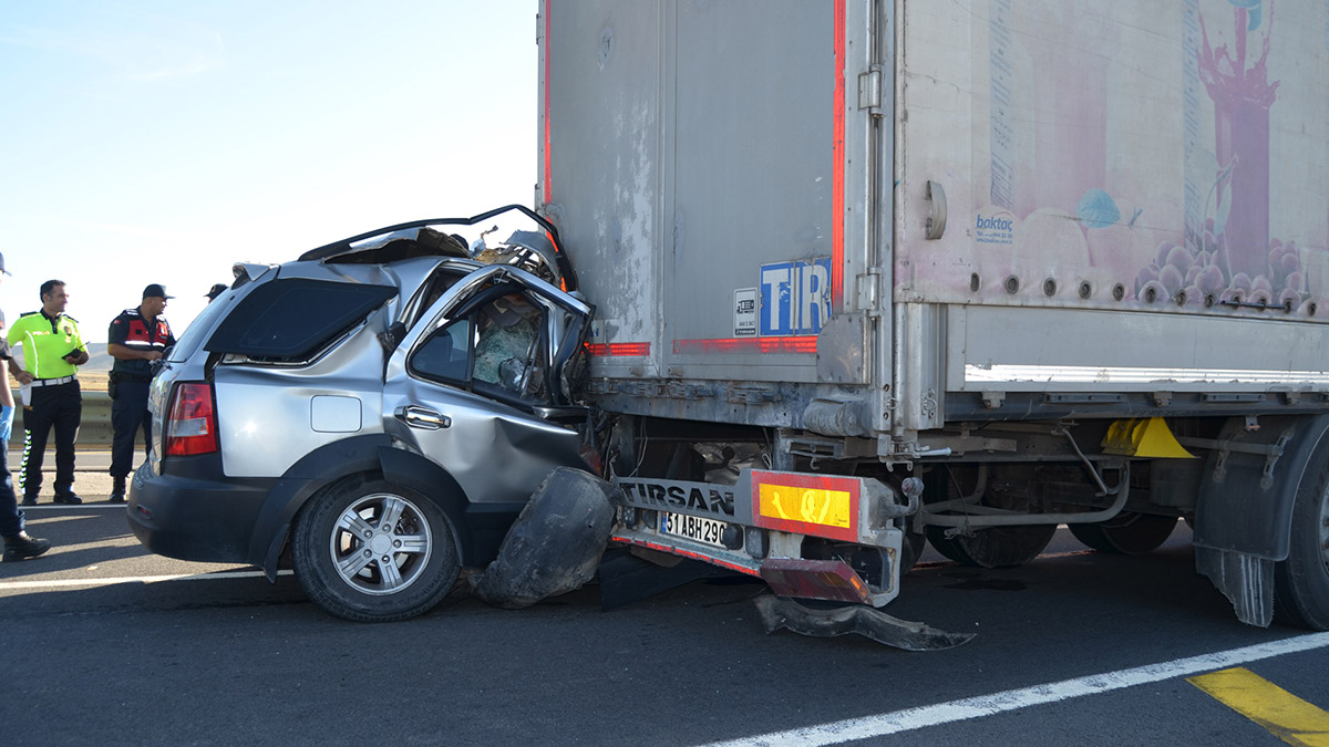 Lastiği patlayan cip TIR'a çarptı: 1 ölü, 2 yaralı