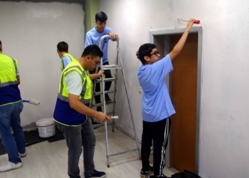 Lise öğrencileri Avcılar'daki 4 ilkokulu boyadı