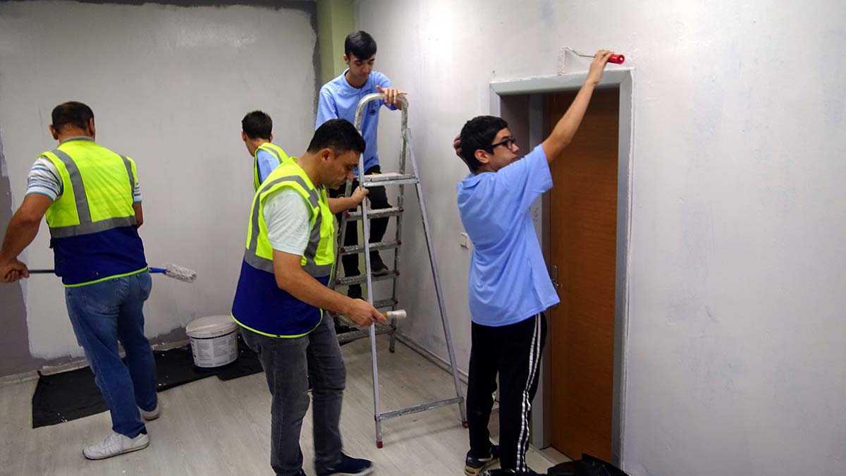 Lise öğrencileri Avcılar'daki 4 ilkokulu boyadı