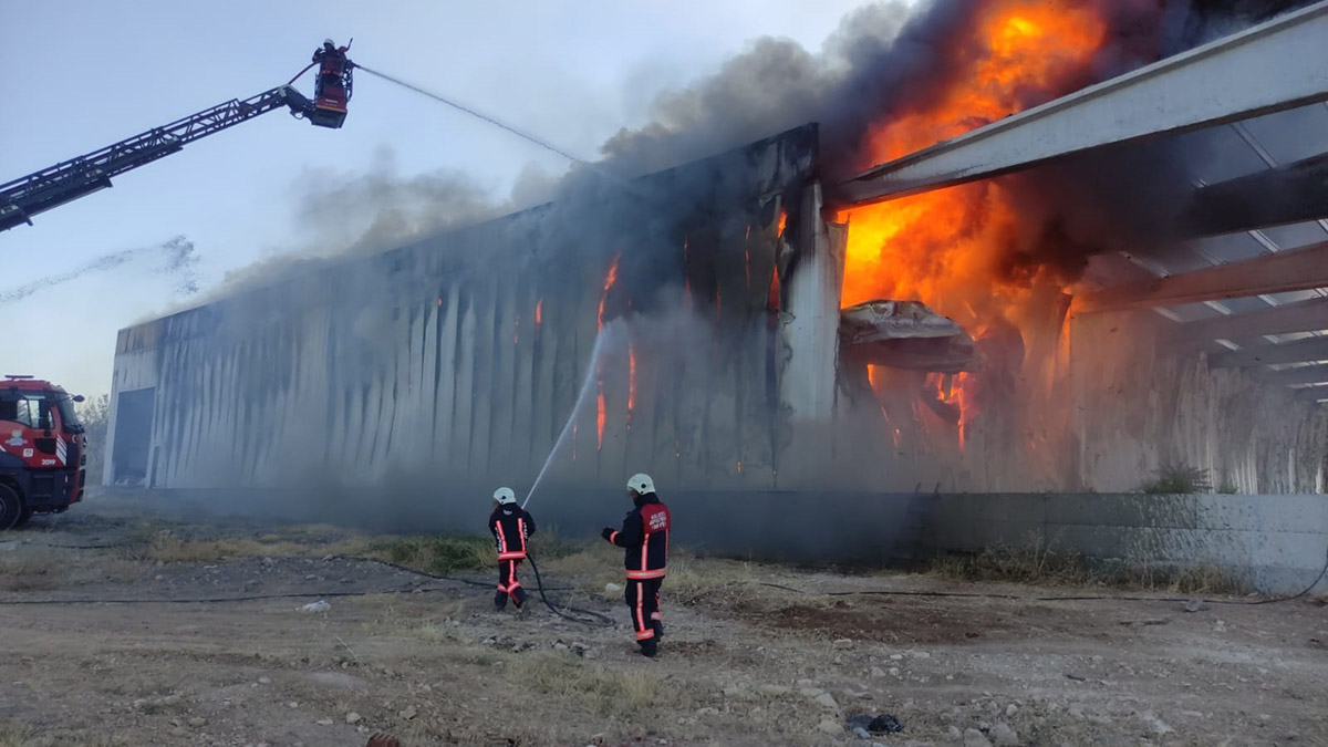 Malatya'da kayısı deposunda yangın 