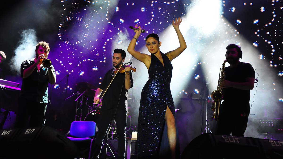 Melek Mosso Manisa'da konser verdi