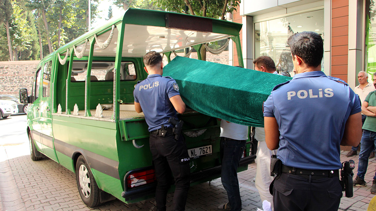 Merdiven korkuluklarına asılı kadın cesedi bulundu