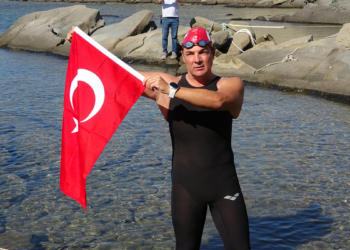 Milli yüzücü Alper Sunaçoğlu gaziler anısına yüzüyor