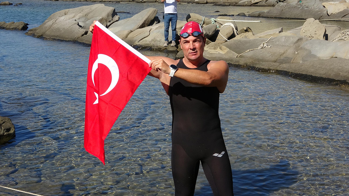 Milli yüzücü Alper Sunaçoğlu gaziler anısına yüzüyor
