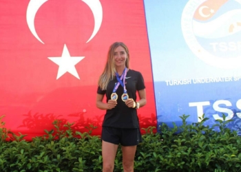 Milli yüzücü Şahika Ercümen'den Türkiye rekoru