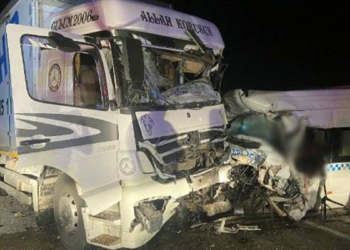 Minibüs yük kamyonuna çarptı