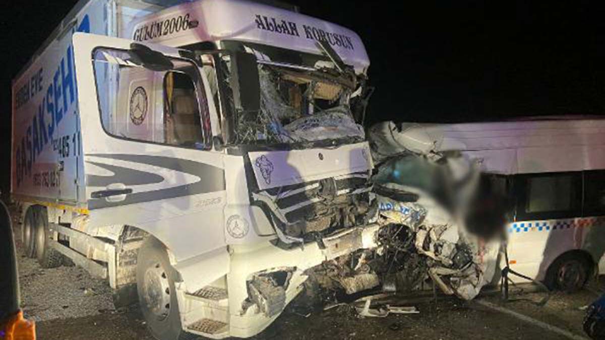 Minibüs yük kamyonuna çarptı